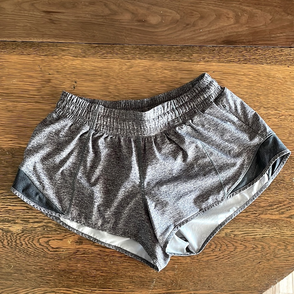 Lululemon Athletica 2.5” Hotty Hot Shorts Heather Grey Size 6